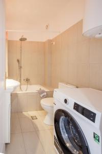 una lavadora en un baño con inodoro en THREE GRACES filikon, en Zakynthos 18 fotos más