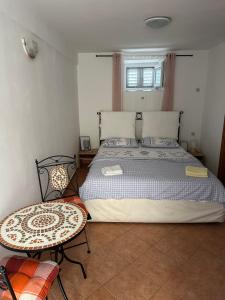 a bedroom with a large bed and a table at Jasmina-Room in Jurandvor