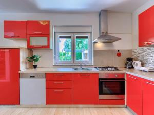 Køkken eller tekøkken på Holiday Home Villa Paliska by Interhome