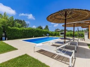 Swimmingpoolen hos eller tæt på Holiday Home Villa Paliska by Interhome