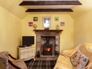 Μια τηλεόραση ή/και κέντρο ψυχαγωγίας στο Holiday Home Sunflower Cottage by Interhome