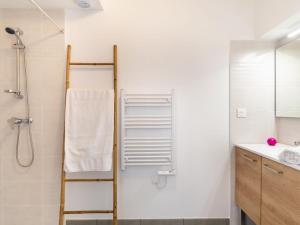ein Bad mit einer Dusche und einem Handtuchhalter in der Unterkunft Apartment SC G01 by Interhome in Mimizan