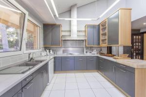 Η κουζίνα ή μικρή κουζίνα στο Villa moderna con bonitas vista