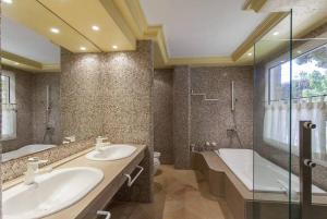 Ένα μπάνιο στο Villa moderna con bonitas vista