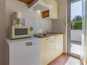 Kuchyň nebo kuchyňský kout v ubytování Apartment Rok 2 by Interhome