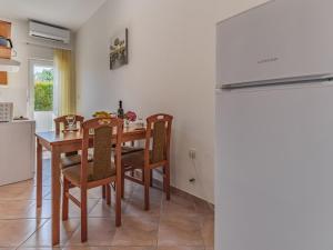 Kuchyň nebo kuchyňský kout v ubytování Apartment Rok 2 by Interhome