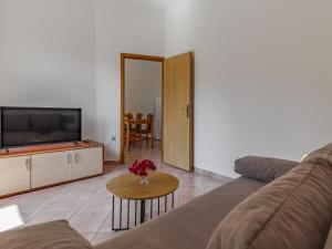 TV a/nebo společenská místnost v ubytování Apartment Rok 2 by Interhome