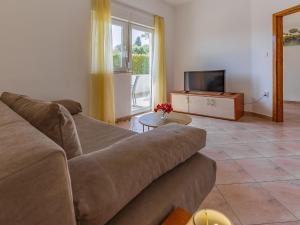 TV a/nebo společenská místnost v ubytování Apartment Rok 2 by Interhome