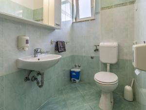 Koupelna v ubytování Apartment Rok 2 by Interhome