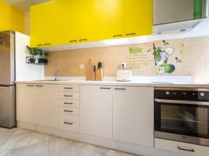 Kuchyň nebo kuchyňský kout v ubytování Apartment Lana 2 by Interhome