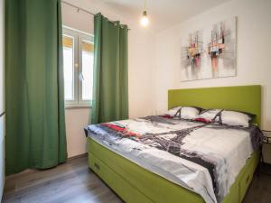 Postel nebo postele na pokoji v ubytování Apartment Lana 2 by Interhome