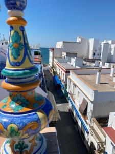 Un jarrón colorido colocado encima de un edificio. en Apartamento Isaac Peral 1, en Chipiona 38 fotos más