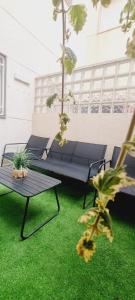 patio con panchina e tavolo in erba di Natural Home Beach - Apartamento con aire a Roquetas de Mar