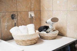 パレオ・ティフリキにあるSee the seaのトイレットペーパーの入ったバスケットが2つ置かれたバスルームのカウンター +29枚の写真