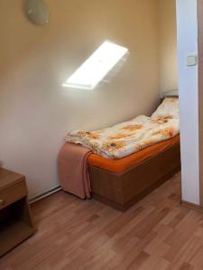 a small bedroom with a bed with a skylight at Stajnia Czahary 2 in Pogorzelica