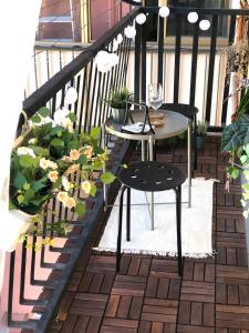 Un balcón con mesa y sillas y plantas. en Rian House, en Nápoles