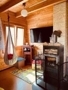 a living room with a hammock in a cabin at VillaHarmony wartet auf Familien mit Hund! in Lommatzsch