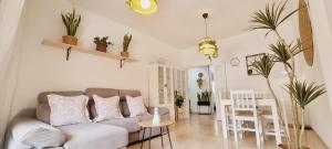 un soggiorno con un divano e un tavolo di Natural Home Beach - Apartamento con aire a Roquetas de Mar
