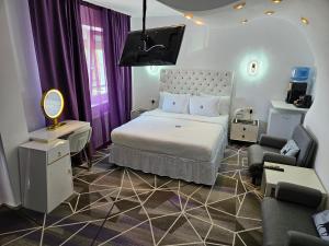 Postel nebo postele na pokoji v ubytování Amethyst House Therme & Bucharest Otopeni Airport