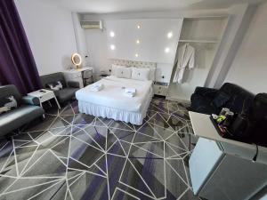 Postel nebo postele na pokoji v ubytování Amethyst House Therme & Bucharest Otopeni Airport