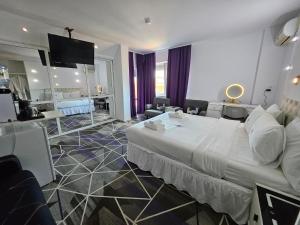 TV a/nebo společenská místnost v ubytování Amethyst House Therme & Bucharest Otopeni Airport