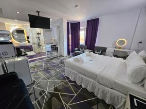 Postel nebo postele na pokoji v ubytování Amethyst House Therme & Bucharest Otopeni Airport