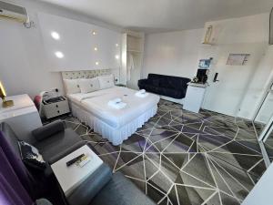 Postel nebo postele na pokoji v ubytování Amethyst House Therme & Bucharest Otopeni Airport