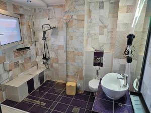 Koupelna v ubytování Amethyst House Therme & Bucharest Otopeni Airport
