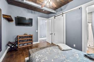 Ένα ή περισσότερα κρεβάτια σε δωμάτιο στο Downtown Urban Loft above Restaurants #5 +24 φωτογραφίες