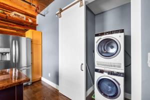 Φωτογραφία από το άλμπουμ του Downtown Urban Loft above Restaurants #5 σε Perryville