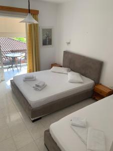 a bedroom with a large bed and a table at Filoxenia Kontogiannis in Lazaráta