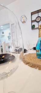 un tavolo con bicchieri da vino e una bottiglia sopra di Natural Home Beach - Apartamento con aire a Roquetas de Mar Altre 77 foto