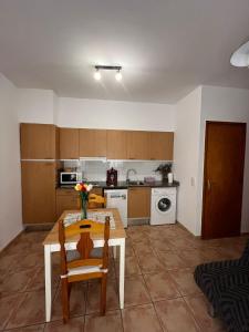 Kuchyň nebo kuchyňský kout v ubytování APARTAMENT CAN MINGU 1er pis