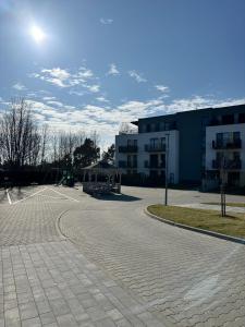 an empty parking lot in front of a building at LuxFlats Apartament Boho in Jastrzębia Góra