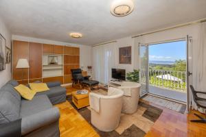 a living room with a couch and a tv at Apartment Hubi in Klis