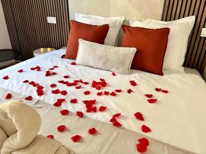 a bed with red roses on it with a teddy bear on it at Seabnb - City & Sea - AC - 2 Min to Tram in Nice