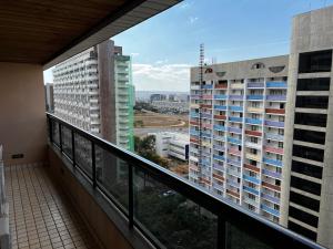 un balcon avec vue sur un grand bâtiment dans l'établissement Hotel Bonaparte Flat Particular B, à Brasilia