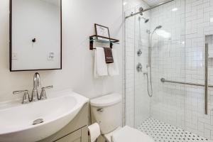 une salle de bain avec toilettes, lavabo et douche dans l'établissement Charming Georgia Cottage about 19 Mi to Statesboro!, à Metter 16 autres photos