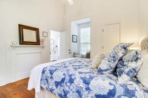 une chambre avec un lit avec une couette bleue et blanche dans l'établissement Charming Georgia Cottage about 19 Mi to Statesboro!, à Metter