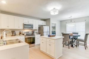 Кухня или мини-кухня в Sunny Augusta Home Golf, Shop, Explore!
