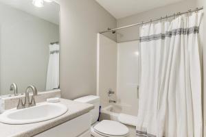 Ванная комната в Sunny Augusta Home Golf, Shop, Explore! +17 фотографий