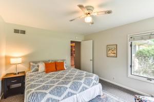 Un dormitorio con una cama y un ventilador de techo. en Charming Union Pier Home with Deck Half-Mi to Beach, en Union Pier 18 fotos más