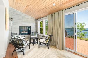 Μια τηλεόραση ή/και κέντρο ψυχαγωγίας στο Happiness Haven: Waterfront PEC House +42 φωτογραφίες