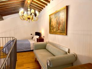 salon z kanapą i łóżkiem w obiekcie Relais Santa Margherita w Arezzo +37 zdjęć