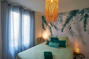 Un dormitorio con una cama con almohadas azules. en Le Nid Cosy Bordeaux, en Burdeos 27 fotos más