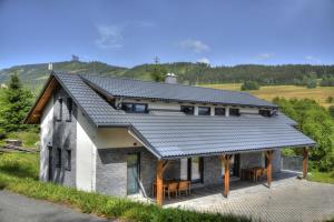 dom z metalowym dachem na górze w obiekcie Apartmány Fun & Relax Dolní Morava w mieście Dolní Morava