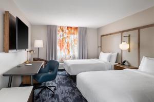 Giường trong phòng chung tại Fairfield Inn & Suites Minneapolis Burnsville +23 ảnh