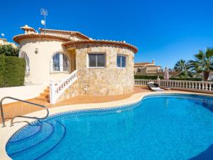 Bazén v ubytování Holiday Home Kalmias by Interhome nebo v jeho okolí