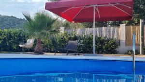 Bazén v ubytování Villa Loni Trogir Marina with pool 55 m2 - 3 e-bike free use nebo v jeho okolí