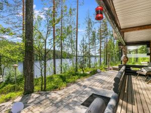 un porche de una casa con vistas al lago en Holiday Home Villa torni by Interhome, en Heinävesi